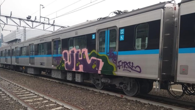 Coretan graffiti pada badan luar kereta nomor tiga di rangkaian kereta kedelapan (K1 1 18 45) MRT Jakarta.