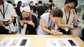 Pengunjung menjajal kinerja kamera iPhone XS dan XS Max di Shanghai, China. (REUTERS/Aly Song)