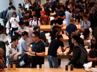 Ratusan Orang Rela Antre Demi iPhone Baru Seharga Motor