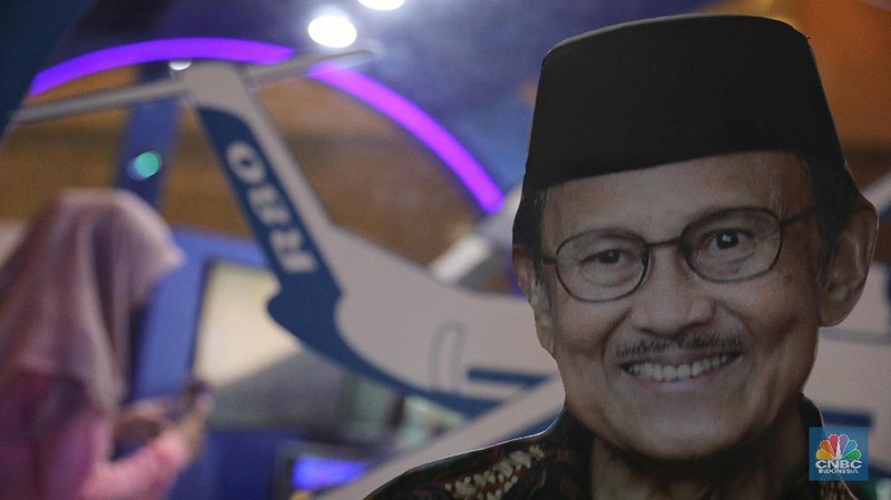 Pesawat N250 dan R80 dipajang di Kemayoran.