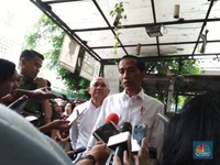Jokowi Yakin Harga Minyak Turun, Jadi Premium Tak Perlu Naik