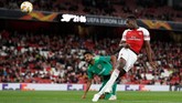 Babak kedua berjalan tiga menit Danny Welbeck menggandakan keunggulan Arsenal lewat gol sundulan usai menerima umpan Henrikh Mkhitaryan. (Reuters/Peter Cziborra)