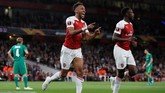 Pierre-Emerick Aubameyang mencetak gol pertamanya pada menit ke-32 setelah menerima umpan silang Alex Iwobi. (REUTERS/David Klein)
