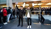 Teddy Lee dan Mazen Kourouche jadi orang pertama yang mendapatkan iPhone terbaru setelah mengantri di Apple Store Sydney, Australia, 21 September, 2018. (AAP/Paul Braven/via REUTERS)