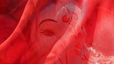 Jelang berlangsungnya festival Ganesha Chaturthi yang berlangsung selama 10 hari, gambar dari dewa kesuburan di agama Hindu, Ganesha, diangkat ke atas truk dan siap dipindahkan ke tempat penyembahan di Ahmedabad, India. (Reuters/Amit Dave)