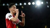 Arsenal kemudian unggul 4-0 lewat gol Mesut Oezil menerima umpan Stephan Lichtsteiner. The Gunners mengakhiri laga dengan kemenangan 4-2 setelah Vorskla Poltava mencetak gol lewat Volodimir Chesnakov dan Vyacheslav Sharpar di sisa laga. (Reuters/Peter Cziborra)