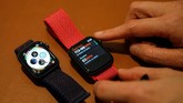 Apple merombak desain utama Apple Watch 4 yang kini mengusung konsep edge-to-edge dengan layar melengkung hingga ujung. (REUTERS/Edgar Su)