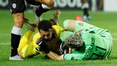 Winger Chelsea Pedro Rodriguez bertabrakan dengan kiper PAOK Salonika Alexandros Paschalakis. Dominasi Chelsea di sisa laga gagal membuahkan gol tambahan. (Reuters/John Sibley)