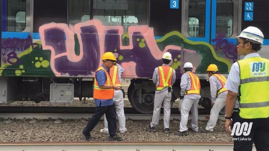 Coretan graffiti pada badan luar kereta nomor tiga di rangkaian kereta kedelapan (K1 1 18 45) MRT Jakarta.