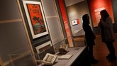 Ia dan keluarganya lalu diserahkan kepada Ural Soiet dan semuanya dieksekusi di dalam sebuah ruangan bawah tanah oleh para Bolshevik pada tanggal 17 Juli 1918. Sejak era itu, Rusia masuk ke Pemerintahan Sementara dan Uni Soviet. (REUTERS/Peter Nicholls)