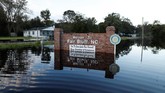 Presiden Amerika Serikat, Donald Trump, bahkan memperingatkan bahwa banjir akibat badai Florence masih mengintai. (Reuters/Randall Hill)
