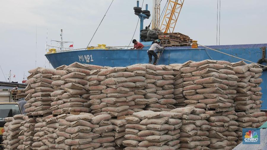 Produksi semen nasional saat ini sudah mencapai 110 juta ton per tahun. Sementara, jumlah konsumsi semen dalam negeri pada tahun ini diperkirakan mencapai 70-75 juta ton.