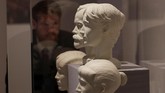 Dalam pameran The Last Tsar: Blood and Revolution, segala kisah yang tersisa dari Nikolai II, Tsar atau Raja terakhir dari Kekaisaran Rusia dipamerkan kepada publik. (REUTERS/Peter Nicholls)