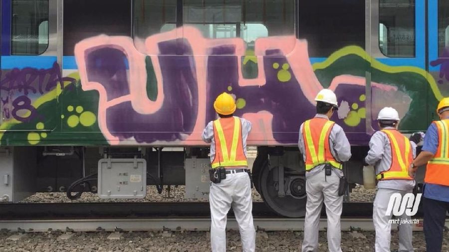 Coretan graffiti pada badan luar kereta nomor tiga di rangkaian kereta kedelapan (K1 1 18 45) MRT Jakarta.