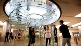 Pemandangan berupa antrian fanboys (sebutan untuk fans Apple) menjadi hal yang lumrah ditemui di sejumlah Apple Store di Singapura, Dubai, Berlin, Beijing, hingga Sydney. (REUTERS/Jason Lee)