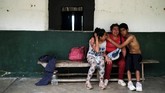 Yeimy (37), misalnya, yang tak kuasa menangis mengingat pemerkosaan yang dilakukan oleh empat anggota kelompok bersenjata revolusioner kolombia (FARC) 12 tahun lalu. (REUTERS/Nacho Doce)