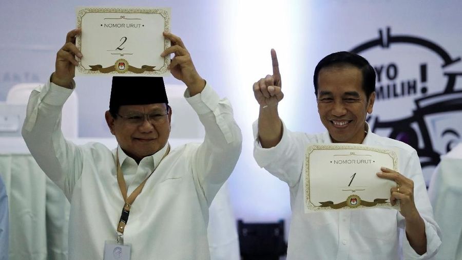 Indonesian President Joko Widodo and his running mate Islamic cleric Ma'ruf Amin chat with their opponents in next year's presidential elections Prabowo Subianto and Sandiaga Uno during a ceremony at the election commission headquarters in Jakarta, Indonesia, September 21, 2018. REUTERS/Darren Whiteside