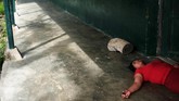 Sementara Yeimy diperkosa, sang suami, Elkin disiksa oleh FARC lantaran menolak membayar pajak revolusioner. (REUTERS/Nacho Doce)