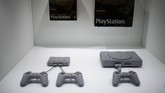 Raksasa elektronik Jepang, Sony, mengumumkan perilisan miniatur konsol yang dirancang seperti PlayStation asli. (AFP PHOTO / Martin BUREAU)