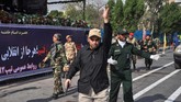 Insiden bermula ketika empat pelaku melepaskan tembakan membati buta di tengah parade militer yang digelar untuk memperingati perang Iran dengan Irak pada 1980-1988 silam. (AFP Photo/ISNA/Behrad Ghasemi)