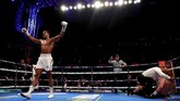 Saat masuk ronde 7, Anthony Joshua memberikan pukulan kerasnya ke rahang Alexander Povetkin yang membuat Povetkin terjatuh. (Action Images via Reuters/Andrew Couldridge)