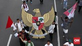 Selain menggunakan atribut karnaval dengan tema tradisional maupun superhero, para peserta juga membawa replika burung garuda Pancasila sebagai simbol Bhinneka Tunggal Ika. (CNN Indonesia/ Andry Novelino).