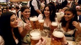 Oktoberfest biasanya dilaksanakan selama 16 hari dengan sejumlah hiburan lainnya, mulai dari taman ria, hingga acara-acara khusus. (REUTERS/Andreas Gebert)