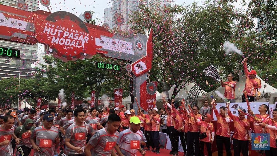 Jakarta, CNBC Indonesia- Para pejabat Otoritas Jasa Keuangan dan Bursa Efek Indonesia kumpul pagi ini untuk rayakan HUT Pasar Modal ke-41 sambil lari pagi