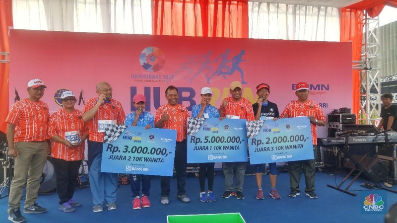 Jakarta, CNBC Indonesia- Menhub Budi Karya Sumadi merayakan Hari Perhubungan Nasional sambil menyaksikan lomba lari, yang diikuti penyandang disabilitas