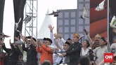 Pasangan Capres-Cawapres Joko Widodo-Ma'ruf Amin dan Prabowo Subianto-Sandiaga Uno melepas burung merpati sebagai simbol perdamaian saat deklarasi kampanye damai Pemilu 2019, Minggu (23/9). (CNN Indonesia/Hesti Rika)
