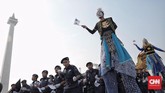 Peserta pawai dari parpol Nasdem mengikuti deklrasi kampanye damai di Monas , Jakarta, Minggu (23/9). (CNN Indonesia/Hesti Rika)