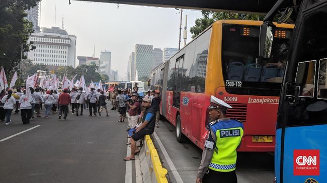 Monas Jadi Lautan Manusia, Laju Transjakarta Tersendat