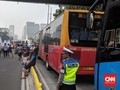 Monas Jadi Lautan Manusia, Laju Transjakarta Tersendat