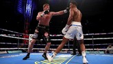 Anthony Joshua mempertahankan gelar juara dunia kelas berat WBA (Super), IBF, WBO, dan IBO dengan memukul KO Alexander Povetkin pada ronde ketujuh. (Action Images via Reuters/Andrew Couldridge)