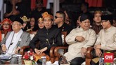 Dua pasangan bakal calon presiden-calon wakil presidenJoko Widodo-Ma'ruf Amin dan Prabowo Subianto-Sandiaga Uno menghadiri deklarasi damai yang diadakan KPU di Monas, Jakarta (23/9). (CNN Indonesia/Hesti Rika)