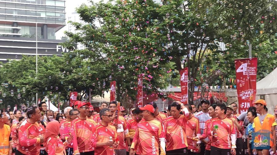 Jakarta, CNBC Indonesia- Para pejabat Otoritas Jasa Keuangan dan Bursa Efek Indonesia kumpul pagi ini untuk rayakan HUT Pasar Modal ke-41 sambil lari pagi