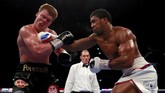 Anthony Joshua mulai mendominasi pada ronde keempat saat mendaratkan hook kanannya ke Alexander Povetkin. (Action Images via Reuters/Andrew Couldridge)