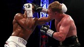 Anthony Joshua mempertahankan gelar juara dunia tinju kelas berat versi WBA, IBF, WBO dan IBO sekaligus rekor 22 kali menang tanpa kalah dan imbang. (Action Images via Reuters/Andrew Couldridge)