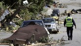 Dengan kecepatan angin tersebut, tornado itu sanggup membawa terbang mobil dan beragam bangunan. (REUTERS/Chris Wattie)