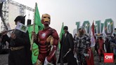 Peserta pawai deklrasi kampanye damai dari parpol PPP mengenakan kostum superhero, Jakarta (23/9). (CNN Indonesia/Hesti Rika)