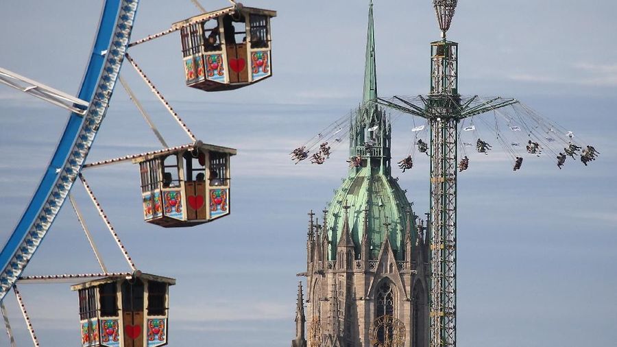 Oktoberfest merupakan acara tahunan festival bir terbesar di dunia.