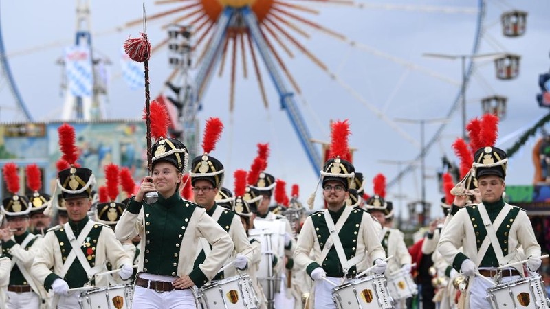 Oktoberfest merupakan acara tahunan festival bir terbesar di dunia.
