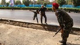 Tak lama setelah itu, kelompok militan ISIS mengklaim serangan tersebut. Melalui media propaganda mereka, Amaq, ISIS melansir sebuah video yang menunjukkan tiga orang di dalam satu kendaraan. (AFP Photo/ISNA/Morteza Jaberian)