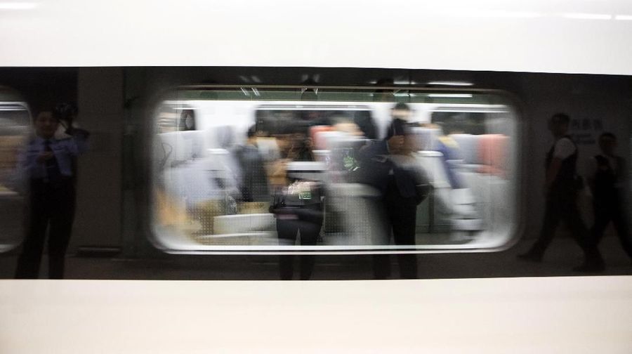 Kereta cepat senilai US$ 10 miliar dengan rel sepanjang 26 kilometer itu merupakan yang terbesar di dunia saat ini.