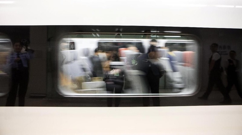 Kereta cepat senilai US$ 10 miliar dengan rel sepanjang 26 kilometer itu merupakan yang terbesar di dunia saat ini.