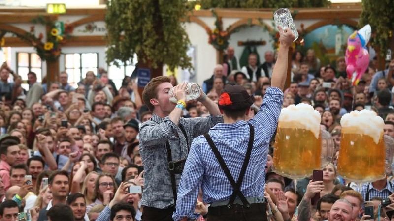Oktoberfest merupakan acara tahunan festival bir terbesar di dunia.