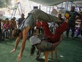 FOTO: Akan Digusur Israel, Badut Spanyol Hibur Anak Palestina