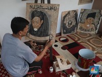 Guru SD ini Sulap Limbah Kulit Telur Menjadi Lukisan