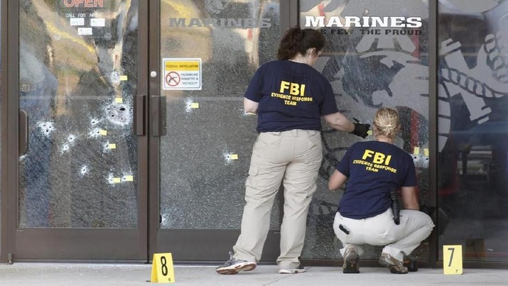 FBI FILE PHOTO: FBI agents work the scene at the Armed Forces Career Center in Chattanooga, Tennessee July 16, 2015. REUTERS/Tami Chappell/File Photo