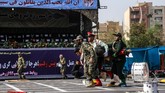Parade militer di Kota Ahvaz, Iran, pada akhir pekan lalu berubah menjadi arena berdarah ketika aksi penembakan tiba-tiba terjadi, menewaskan setidaknya 25 orang. (AFP Photo/ISNA/Morteza Jaberian)